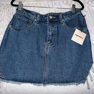 Super down Jean skirt with chain details on each side